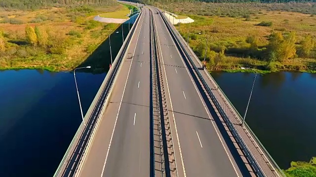 詳情圖-無人機(jī)查看公路景觀。汽車在公路橋上行駛