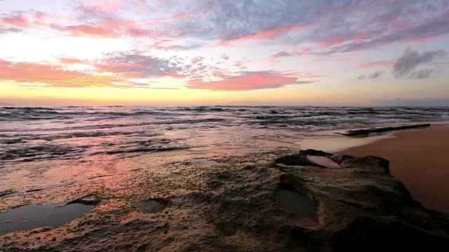 海浪拍打着夏威夷瓦胡岛日落海滩附近的岩石