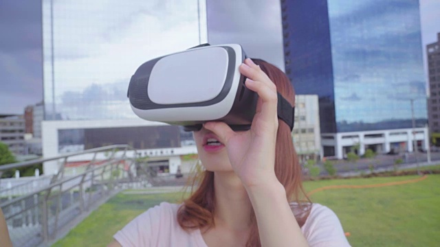 詳情圖-女人用VR設(shè)備看
