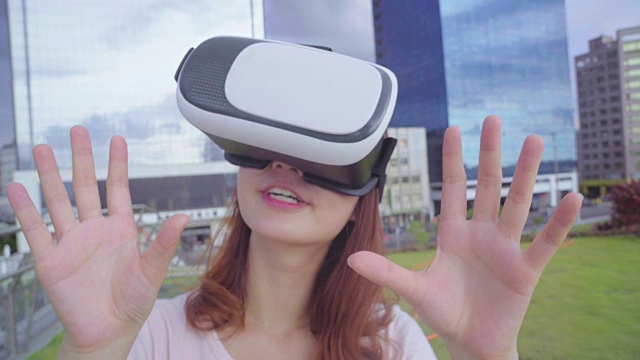 詳情圖-女人用VR設(shè)備看