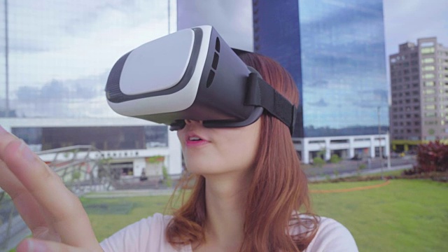 詳情圖-女人用VR設(shè)備看
