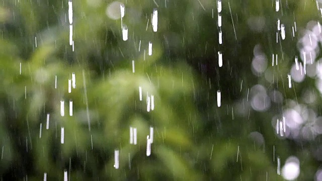 雨点集中在屋顶上，慢动作。