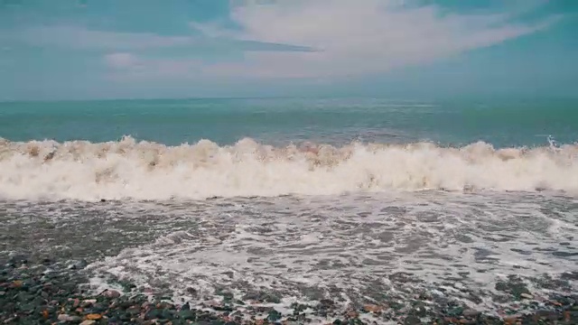 海上风暴。海浪在卵石海滩上翻滚