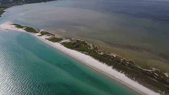 空中拍摄的一个狭长的岛屿在黑海与乡村公路