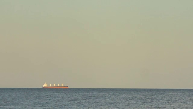 油轮在海上航行
