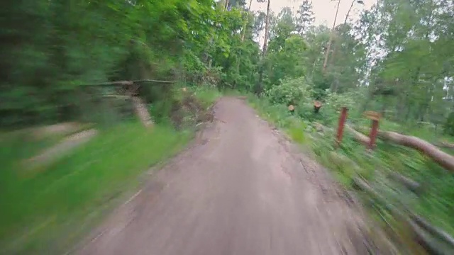 一场暴风雨后，在公园里骑自行车