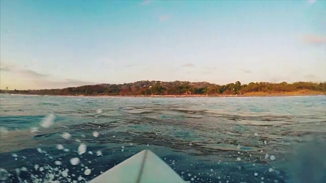 海浪冲浪