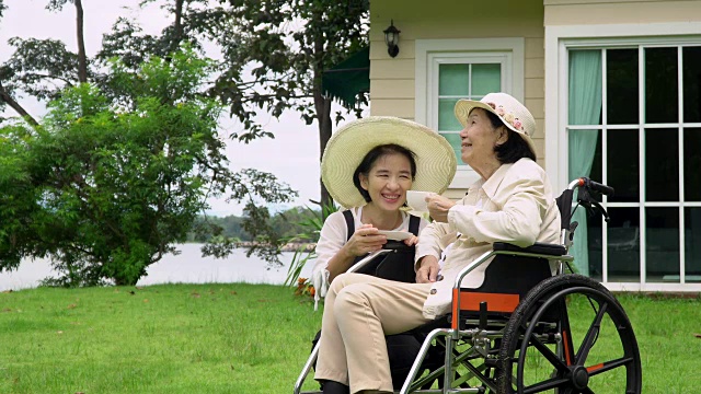 老奶奶和女儿在后院休息