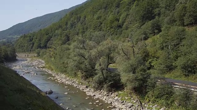 美丽的山景:村庄，道路和河流