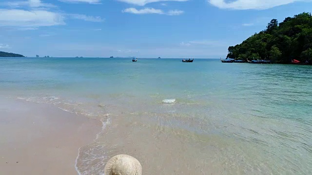 详情图-一个在泰国海滩上走着的女人，跟踪拍摄