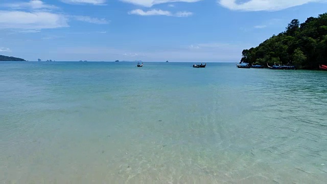 详情图-一个在泰国海滩上走着的女人，跟踪拍摄