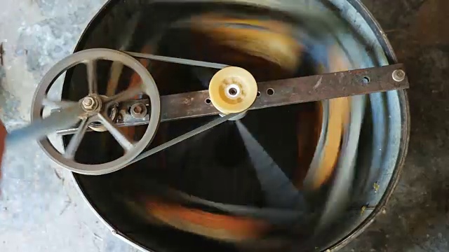 詳情圖-養(yǎng)蜂人在家用機(jī)器采蜜。俯視圖