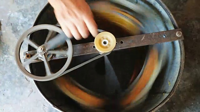 詳情圖-養(yǎng)蜂人在家用機(jī)器采蜜。俯視圖