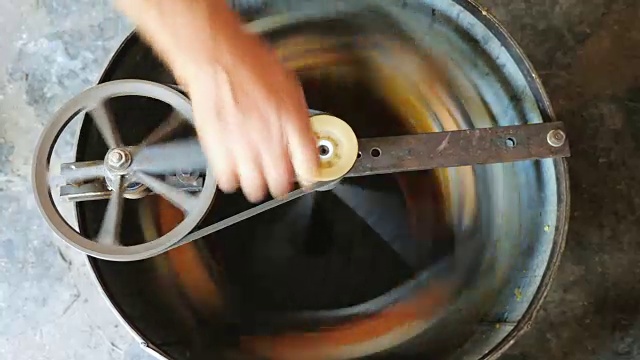詳情圖-養(yǎng)蜂人在家用機(jī)器采蜜。俯視圖
