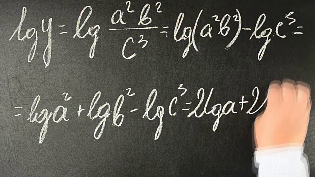 数学分析、对数。加速视频。我们用粉笔在黑板上写字。