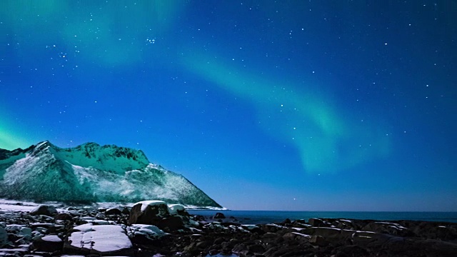 北极光，北极光或北极光在挪威夜空中的时间流逝