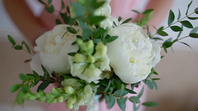 伴娘手捧牡丹花束