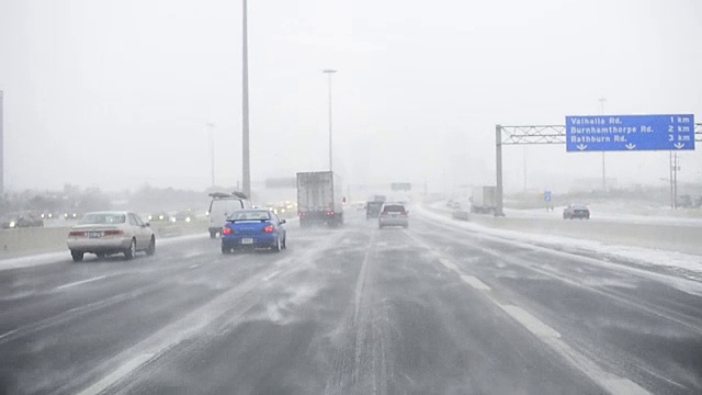 在暴风雪中驾驶，加拿大