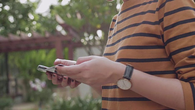 一个亚洲女人在网上用信用卡购物