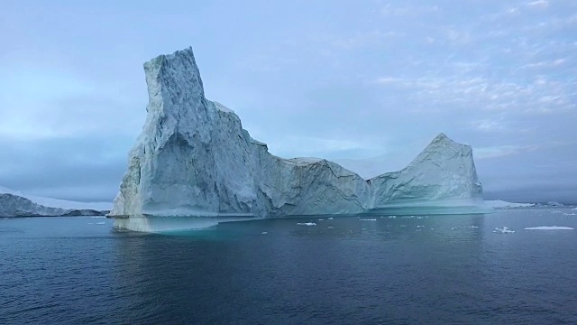 北极冰山格陵兰岛在北冰洋。