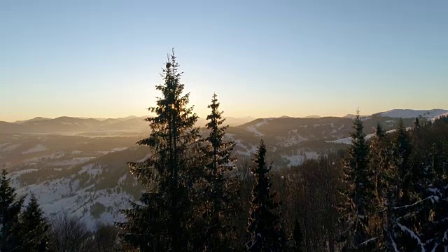 詳情圖-鳥瞰圖在日出的冬季山