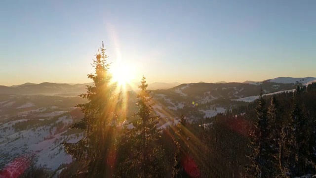 詳情圖-鳥瞰圖在日出的冬季山