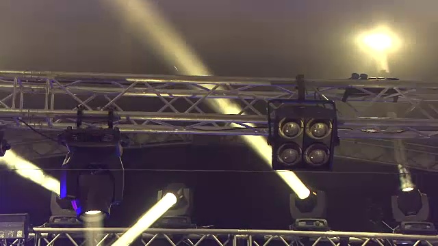 有雾音乐会的舞台灯光，控制台上的舞台灯光，照亮音乐会舞台，舞台上的娱乐音乐会灯光