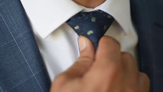 商人正在打领带