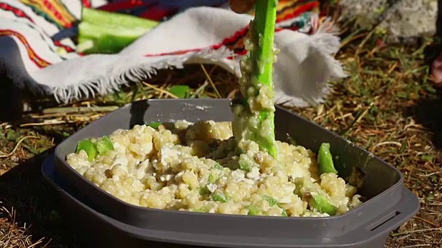 野营时，妇女亲手做饭、煮食和准备食物。营地的晨光。