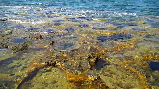 位于多岩石的地中海海岸边缘的石质海岸洞穴。一个有趣的现象