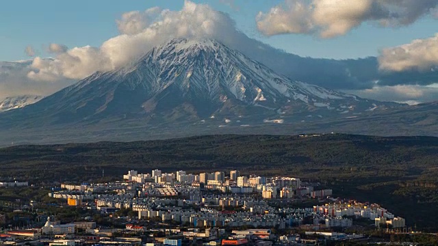 堪察茨基的彼特罗巴甫洛夫斯克城背景是科里亚克火山