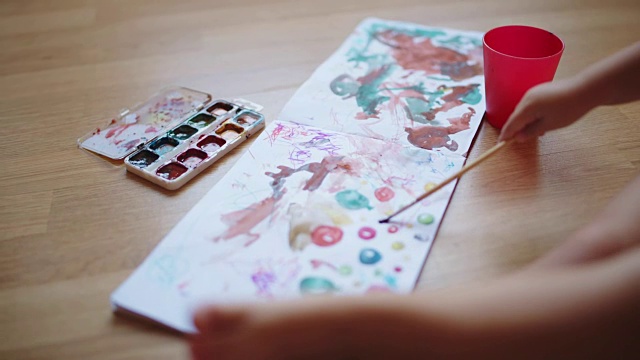 在纸上用水彩画。