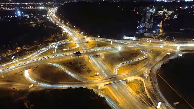 夜间城市交通的超延时。基辅,乌克兰。垂直的鸟瞰图。