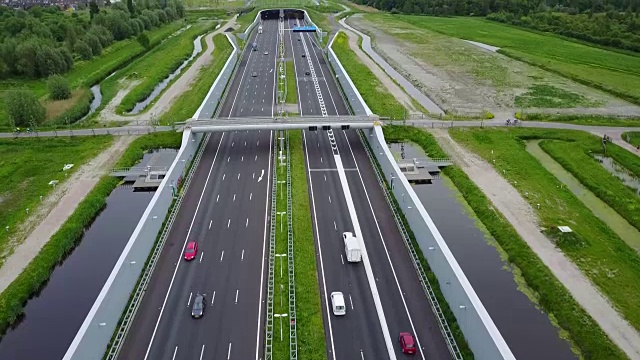 詳情圖-歐洲荷蘭的高速公路。無人機從過往的汽車和車輛中發(fā)射