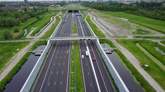 詳情圖-歐洲荷蘭的高速公路。無人機從過往的汽車和車輛中發(fā)射