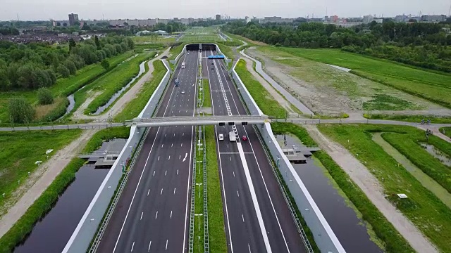 詳情圖-歐洲荷蘭的高速公路。無人機從過往的汽車和車輛中發(fā)射