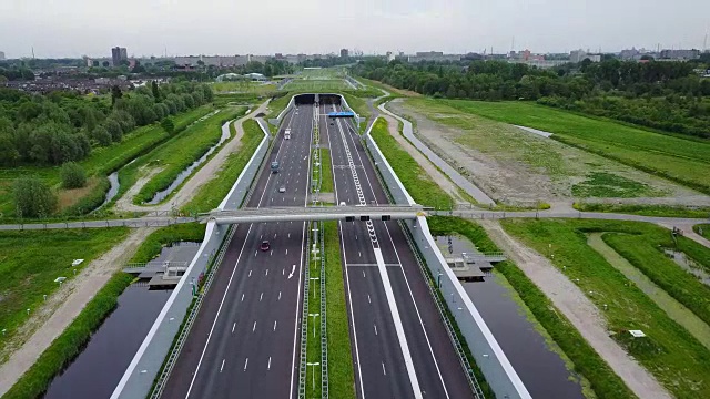 詳情圖-歐洲荷蘭的高速公路。無人機從過往的汽車和車輛中發(fā)射