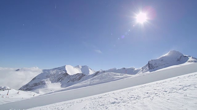 慢动作:年轻的职业滑雪板运动员在半管雪公园跳跃