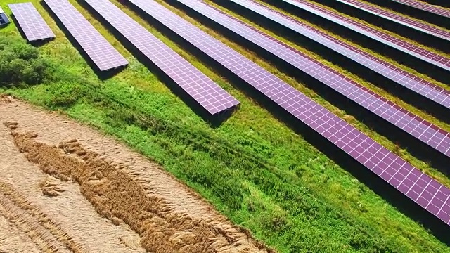 农业景观中的太阳能发电厂。