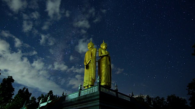 泰国清迈，随着云在夜空中的移动，时光流逝寺Doi蓝宝石寺。