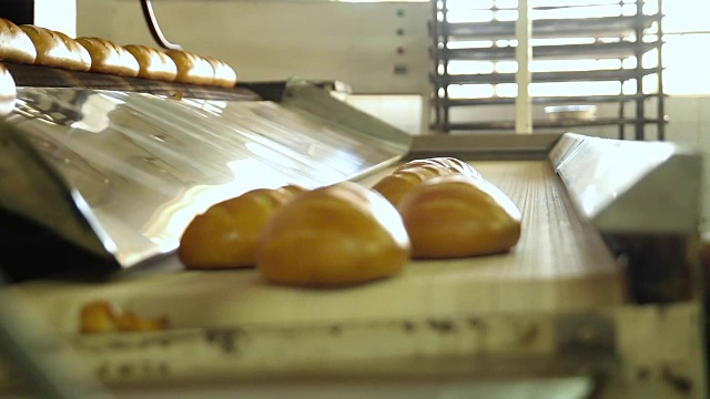 热气腾腾的面包从炉子里出来了