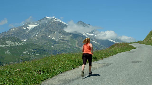 一个年轻的女人跑上一条山路。