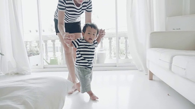婴儿(6-11个月)迈出第一步