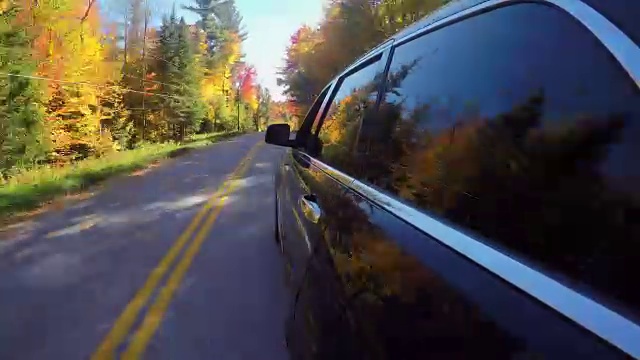 HYPERLAPSE:一辆越野车在秋高气爽的阳光下行驶在空旷的森林道路上