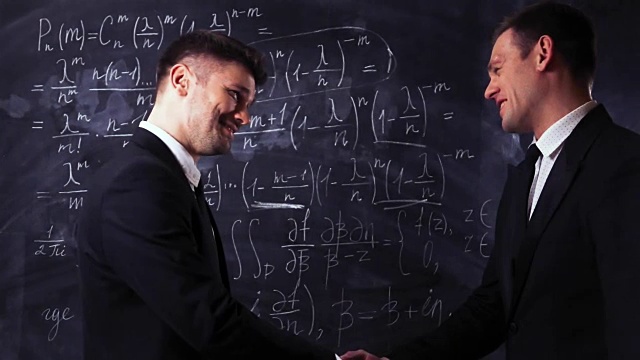两位教师科学家握手