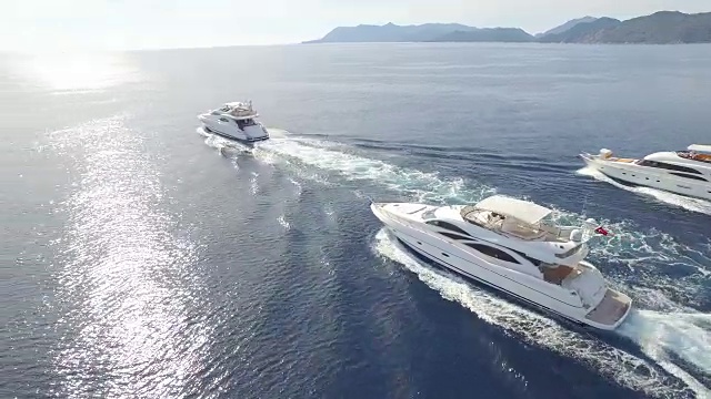 海上帆船的鸟瞰图
