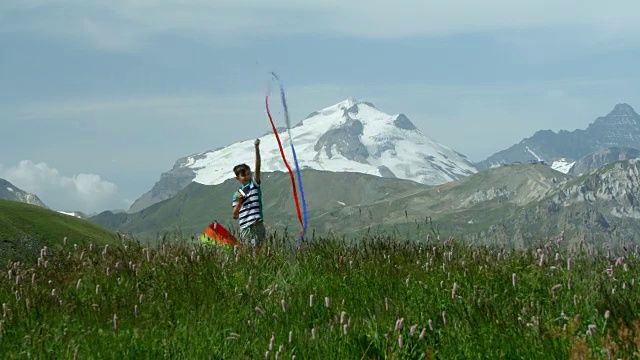 小男孩在高山上放风筝。