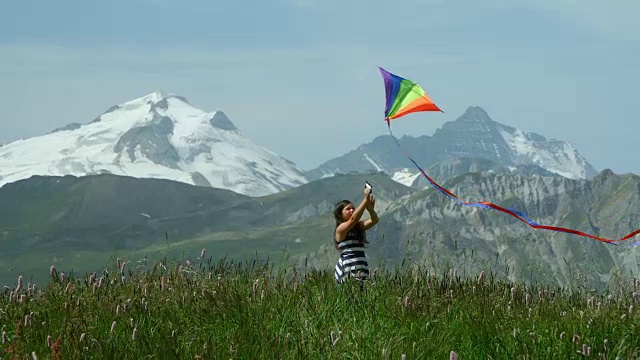 一个小女孩在高山上放风筝。