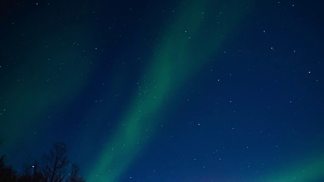 详情图-北极光，北极光或北极光在挪威夜空中的时间流逝