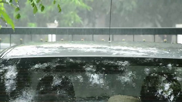 大雨落在停车场的车顶上